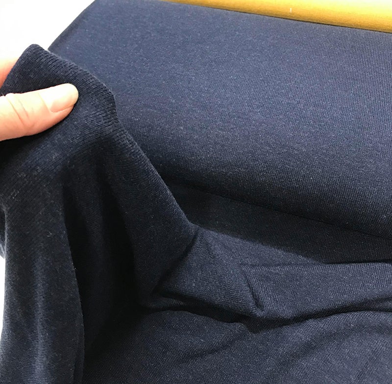 Laskeutuva ja kevyt viskoosineulos: Tummansininen - el&auml;v&auml; pinta, oikeat ja nurjat silmukat (135 cm)